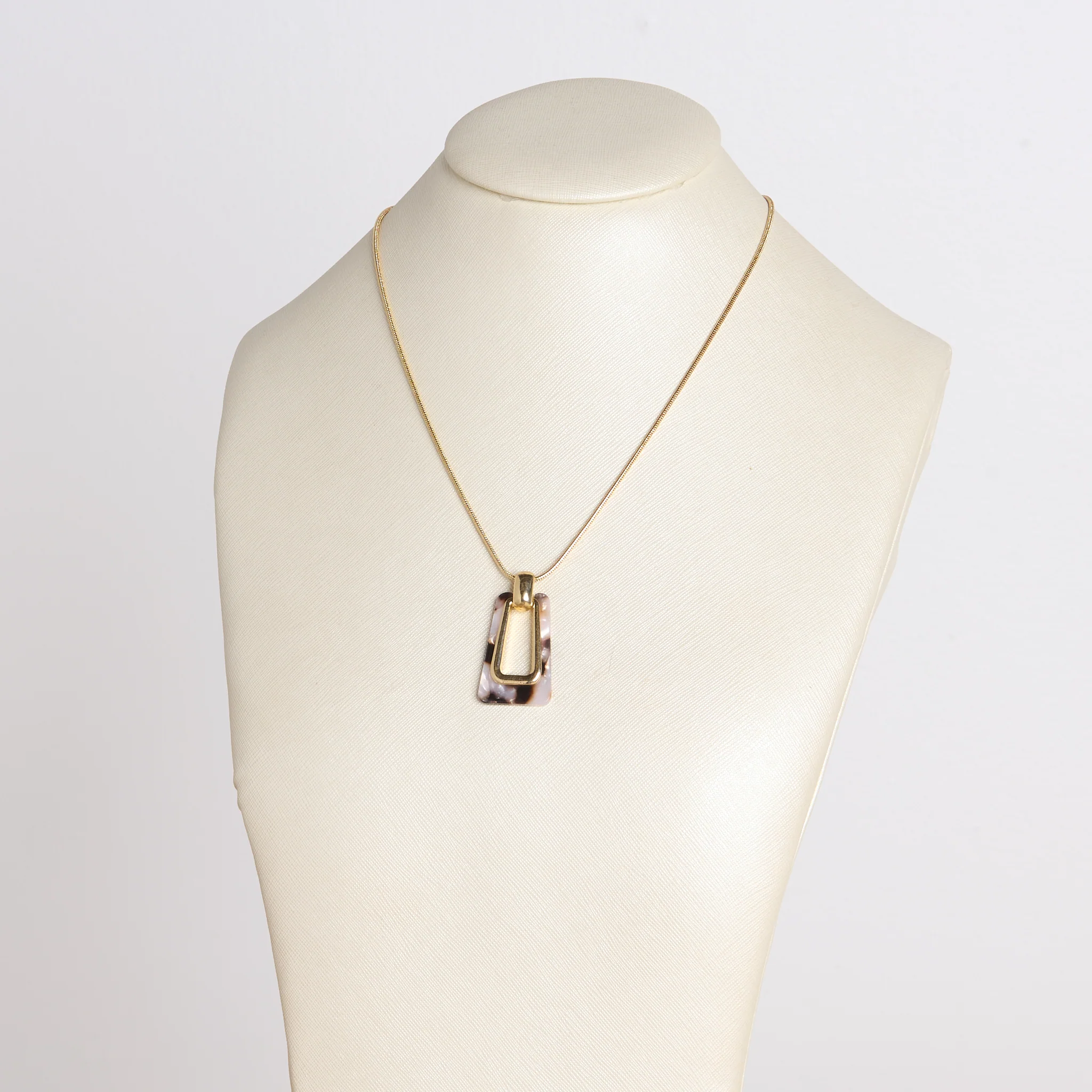 Short Tortoise Pendant Necklace